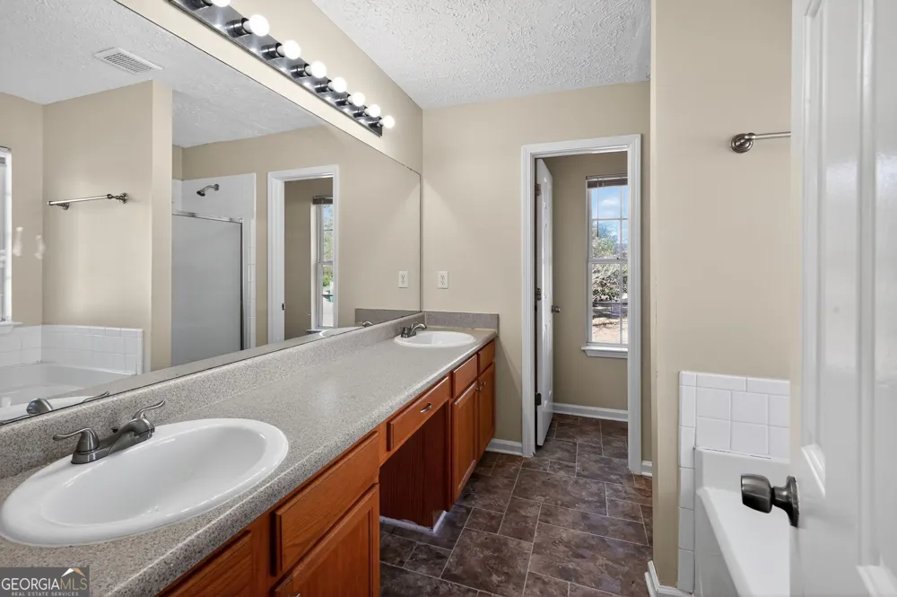 4292 Linecrest LN Ellenwood, GA 30294