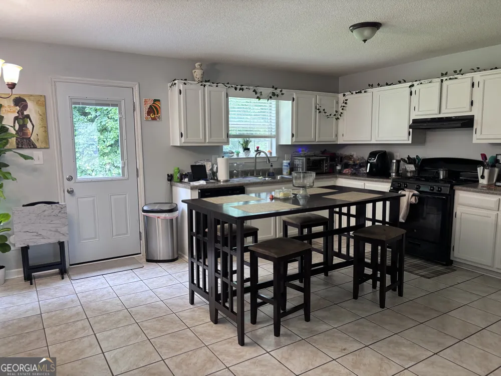 7161 New Dale RD Rex, GA 30273