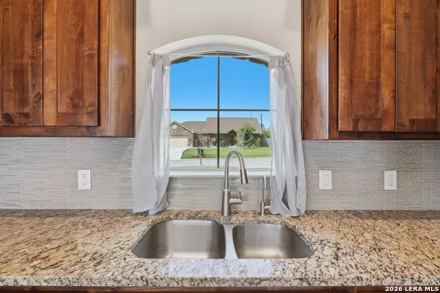 129 1ST ST Floresville, TX 78114