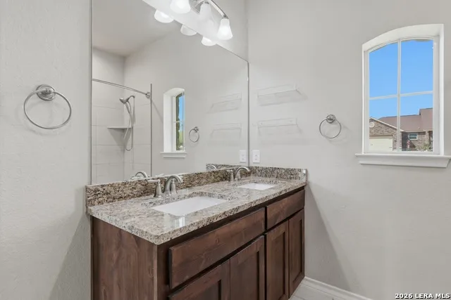 129 1ST ST Floresville, TX 78114