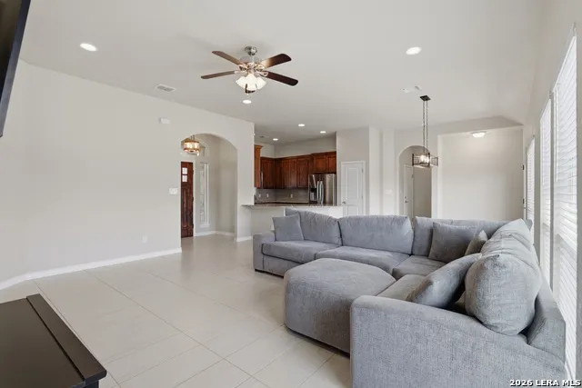 129 1ST ST Floresville, TX 78114