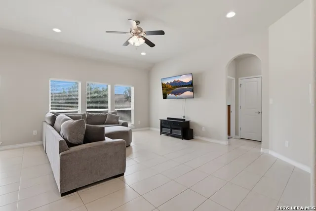 129 1ST ST Floresville, TX 78114