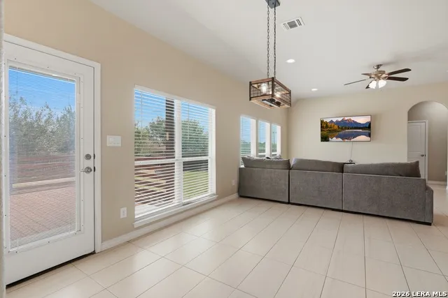 129 1ST ST Floresville, TX 78114