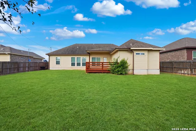 129 1ST ST Floresville, TX 78114