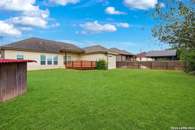 129 1ST ST Floresville, TX 78114
