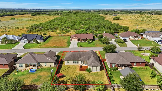 129 1ST ST Floresville, TX 78114