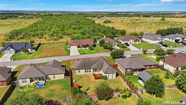 129 1ST ST Floresville, TX 78114