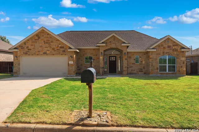 129 1ST ST Floresville, TX 78114