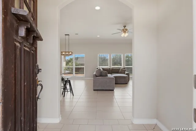 129 1ST ST Floresville, TX 78114