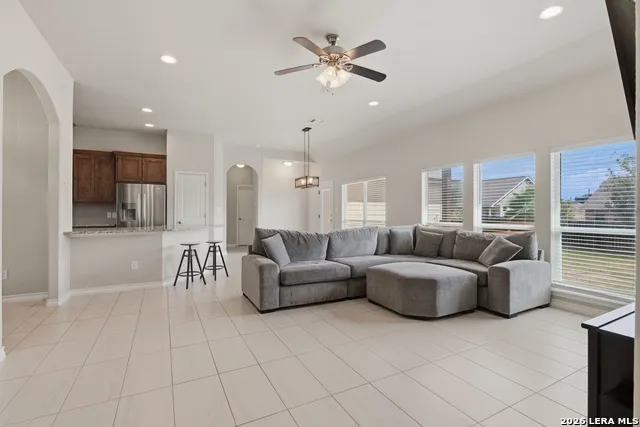 129 1ST ST Floresville, TX 78114