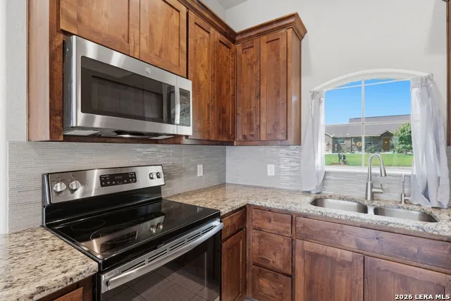 129 1ST ST Floresville, TX 78114