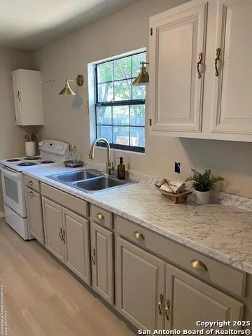 506 S 5th Carrizo Springs, TX 78834