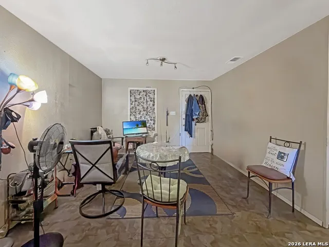 213 E 4th Elmendorf, TX 78112