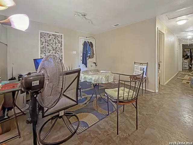 213 E 4th Elmendorf, TX 78112