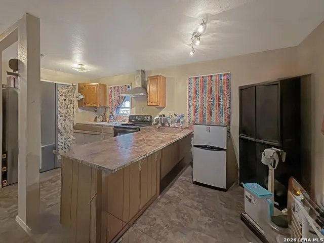 213 E 4th Elmendorf, TX 78112