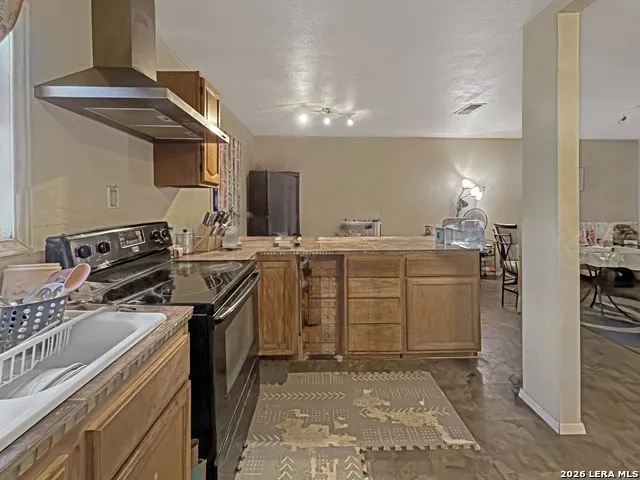 213 E 4th Elmendorf, TX 78112