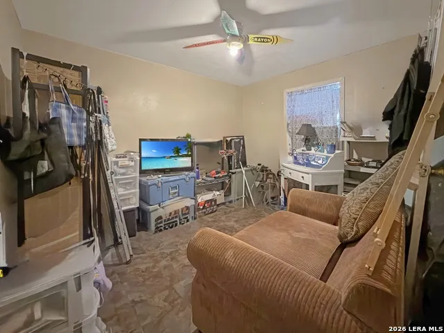 213 E 4th Elmendorf, TX 78112