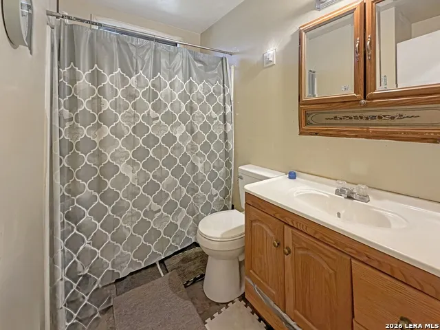 213 E 4th Elmendorf, TX 78112