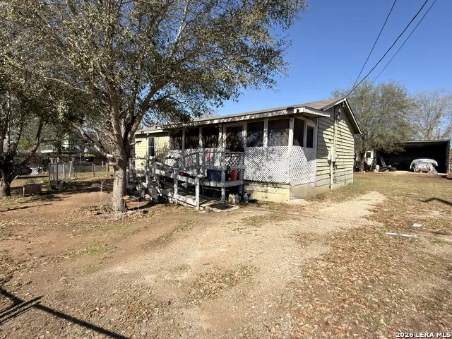 213 E 4th Elmendorf, TX 78112