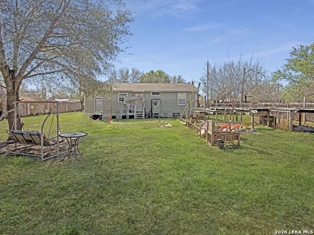 213 E 4th Elmendorf, TX 78112