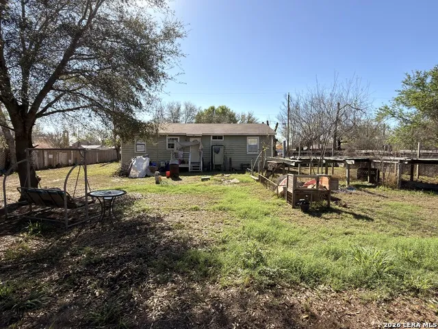 213 E 4th Elmendorf, TX 78112