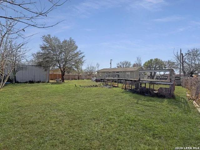 213 E 4th Elmendorf, TX 78112