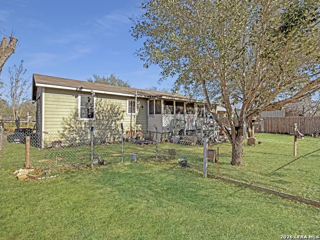 213 E 4th Elmendorf, TX 78112