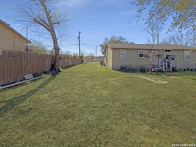 213 E 4th Elmendorf, TX 78112