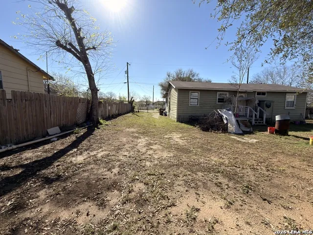213 E 4th Elmendorf, TX 78112