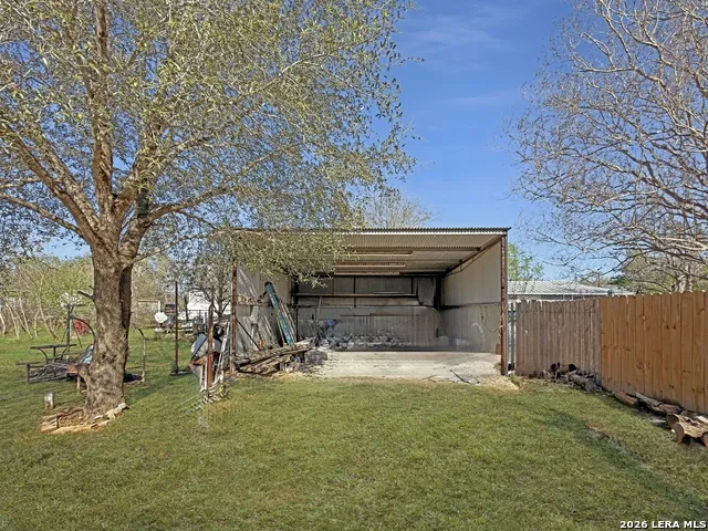 213 E 4th Elmendorf, TX 78112