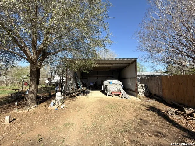 213 E 4th Elmendorf, TX 78112