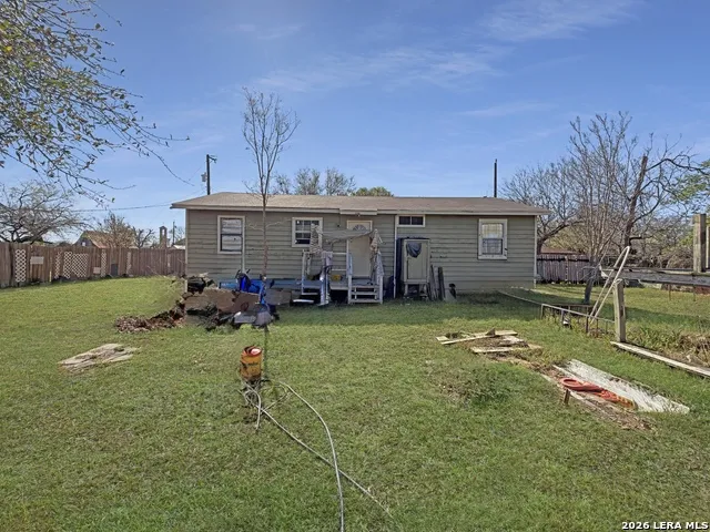 213 E 4th Elmendorf, TX 78112