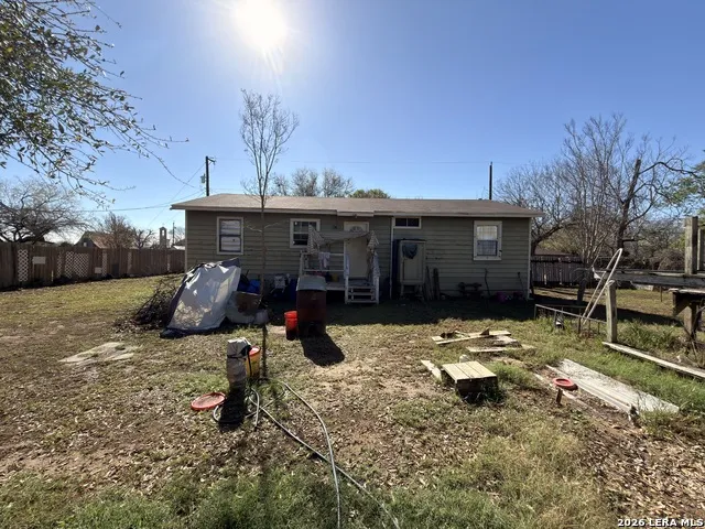 213 E 4th Elmendorf, TX 78112