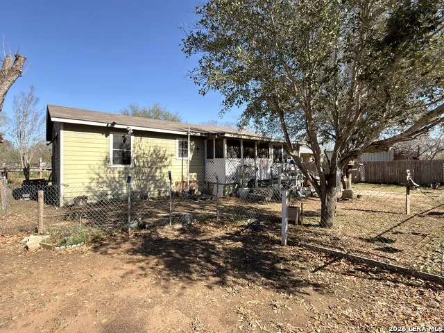 213 E 4th Elmendorf, TX 78112