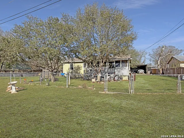 213 E 4th Elmendorf, TX 78112