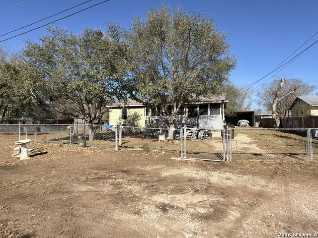 213 E 4th Elmendorf, TX 78112
