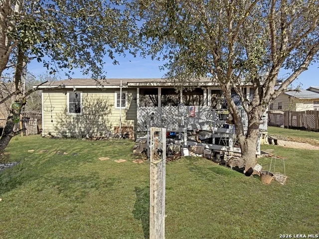 213 E 4th Elmendorf, TX 78112