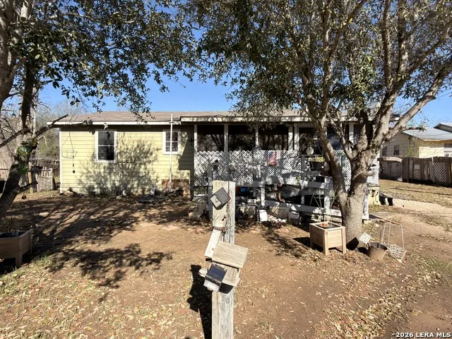 213 E 4th Elmendorf, TX 78112