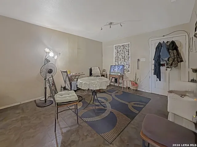213 E 4th Elmendorf, TX 78112