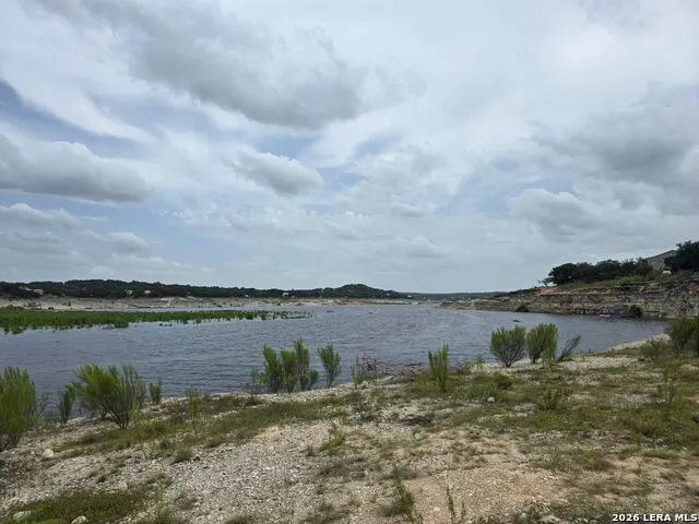 137 Hilltop Loop East Lakehills, TX 78063