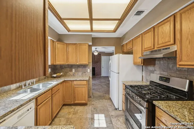 146 Village Path Castroville, TX 78009