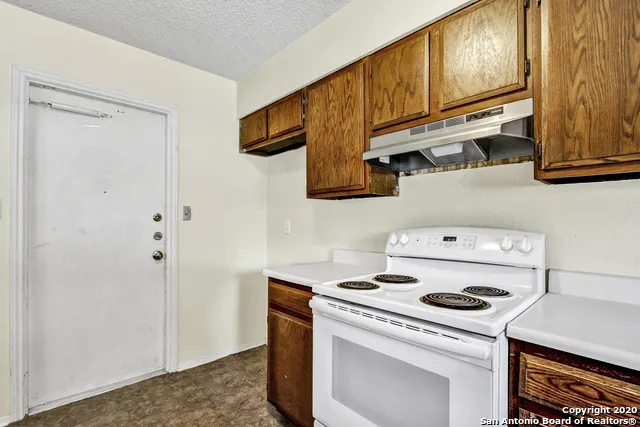 302 GATEWAY ST Converse, TX 78109