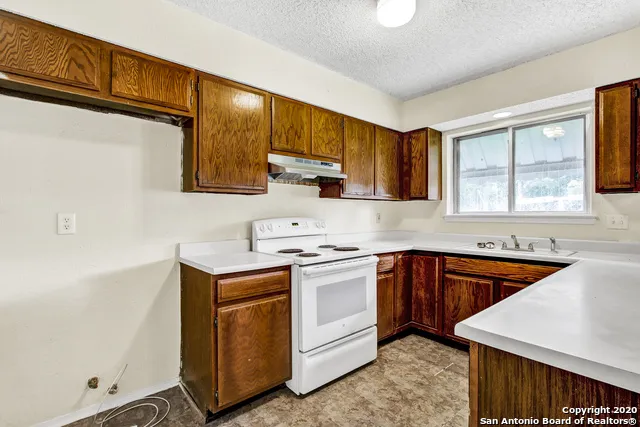 302 GATEWAY ST Converse, TX 78109