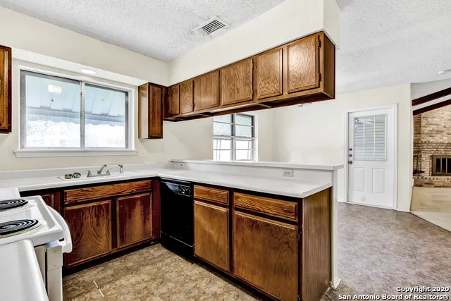 302 GATEWAY ST Converse, TX 78109