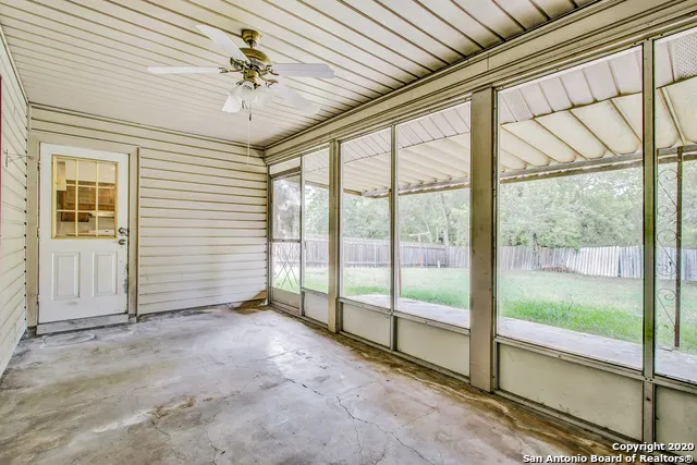 302 GATEWAY ST Converse, TX 78109