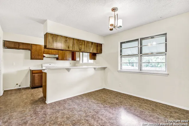302 GATEWAY ST Converse, TX 78109