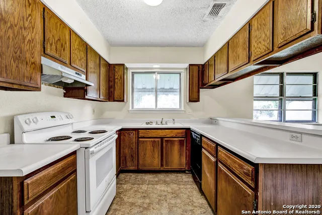 302 GATEWAY ST Converse, TX 78109
