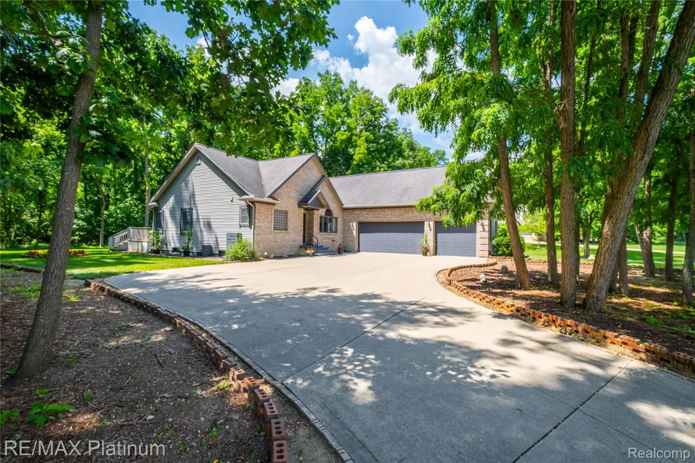 13268 Harborview Drive Fenton Charter Township, MI 48451