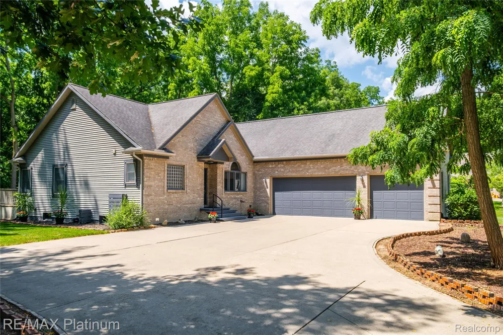 13268 Harborview Drive Fenton Charter Township, MI 48451