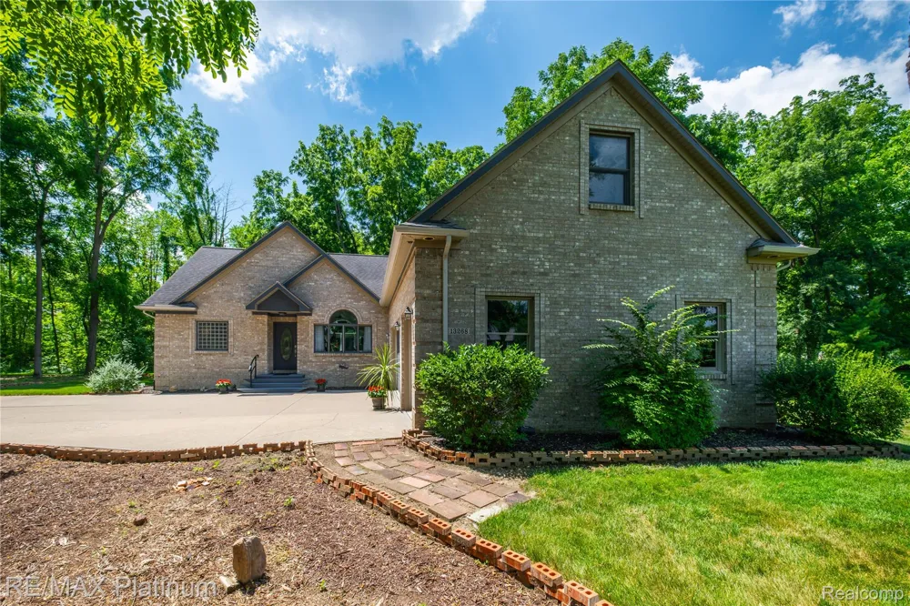 13268 Harborview Drive Fenton Charter Township, MI 48451